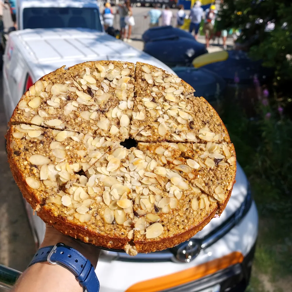 Banana bread maison aux amandes préparé pendant le Tour de France
