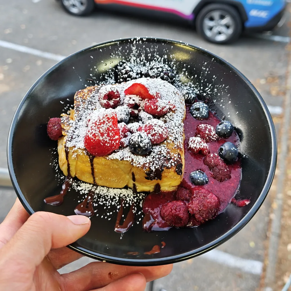 Brioche perdue aux fruits rouges préparée pour les coureurs du Team TotalEnergies