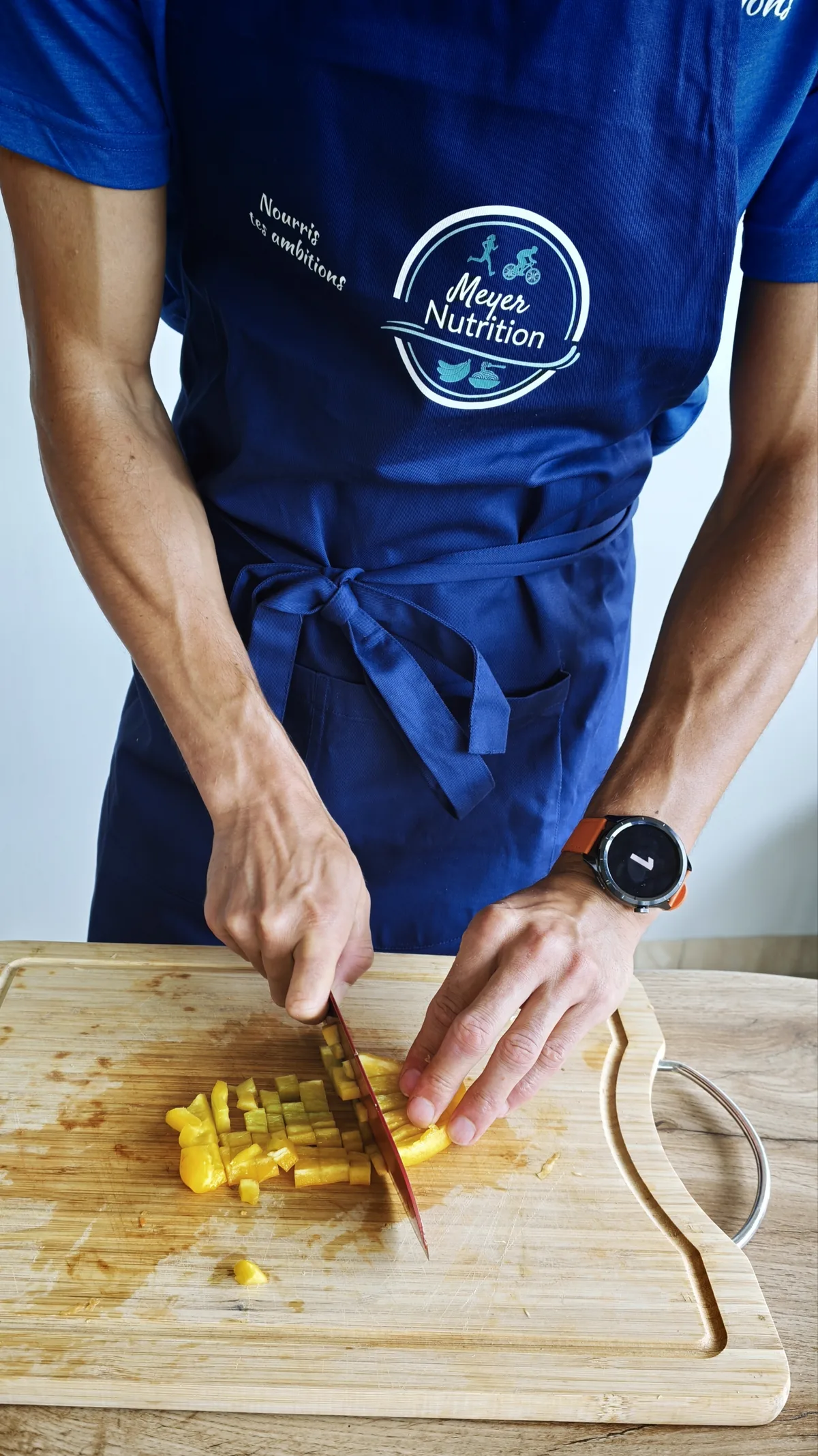 Robin Meyer en cuisine, découpe d'un poivron pour une recette maison