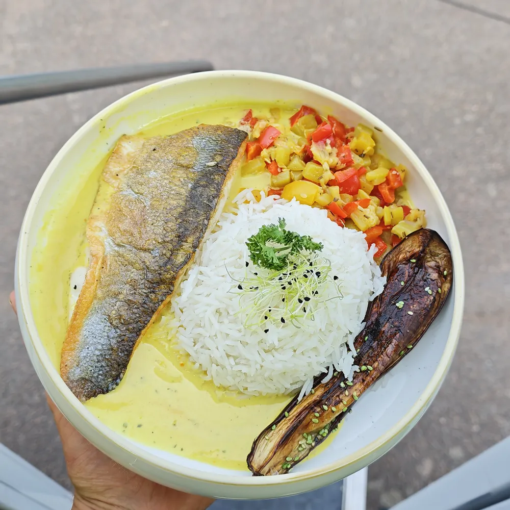 Assiette de poisson, riz et légumes servie aux coureurs sur le Tour de France