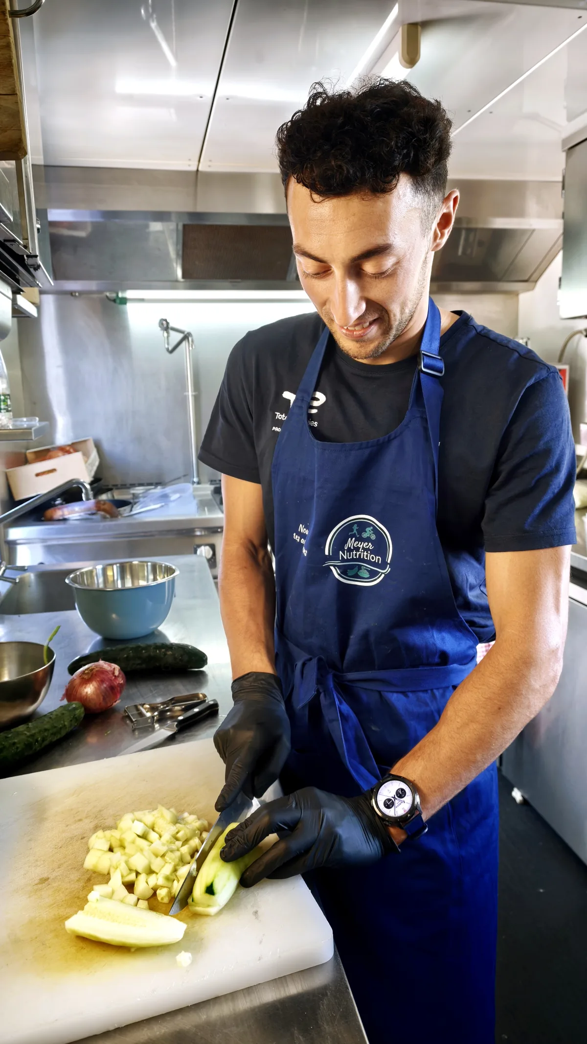 Robin Meyer en cuisine, préparation d'une recette maison