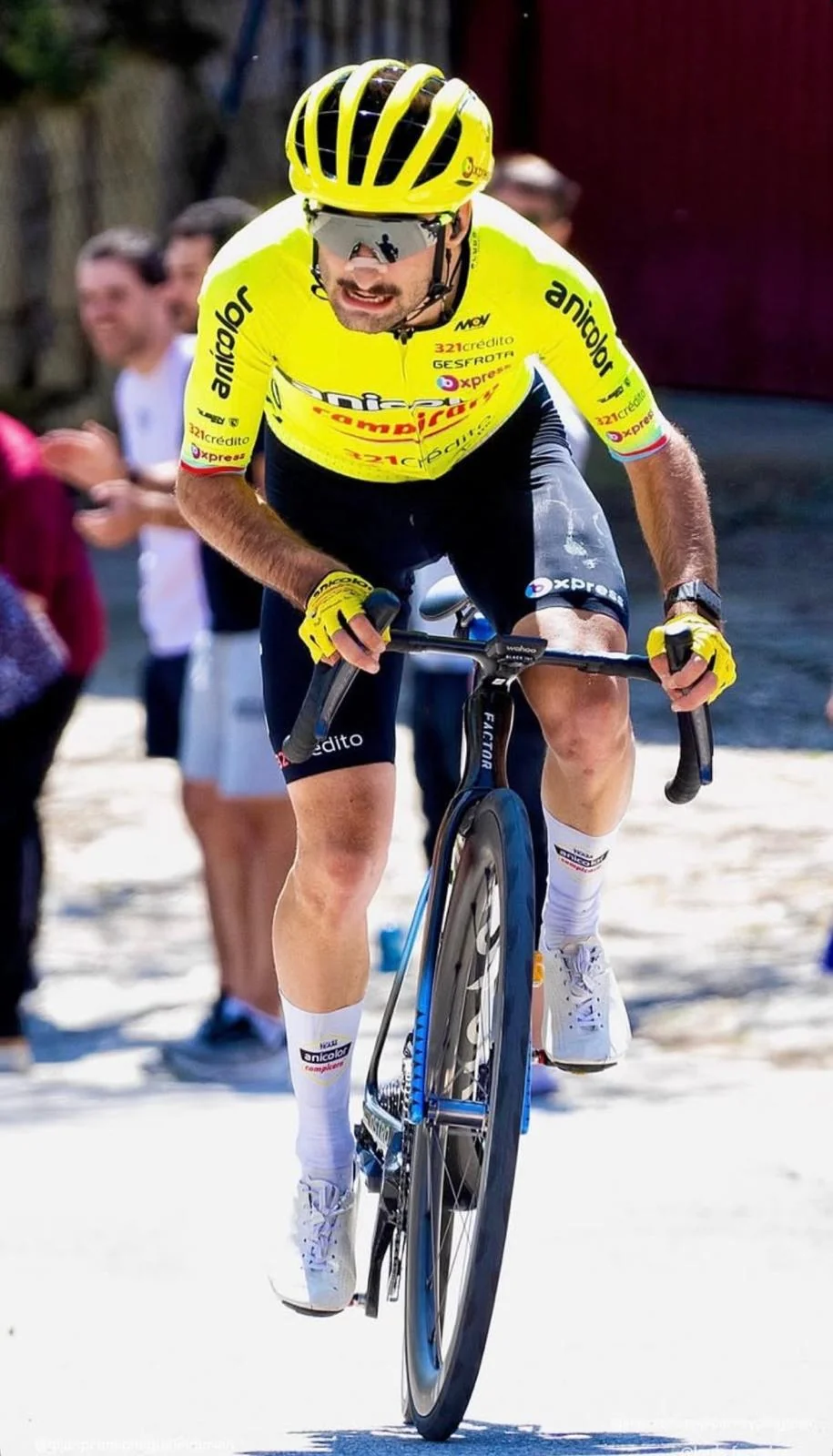 Louis Ferraira, cycliste professionnel, suivi par Robin Meyer Nutrition