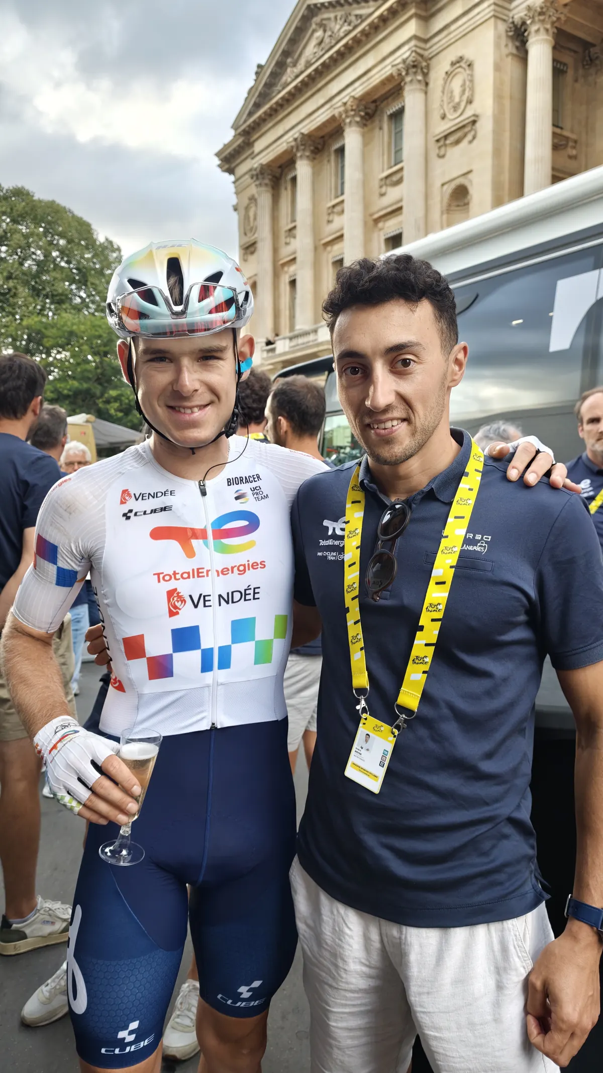 Robin Meyer avec un coureur du Team TotalEnergies à l'arrivée du Tour de France