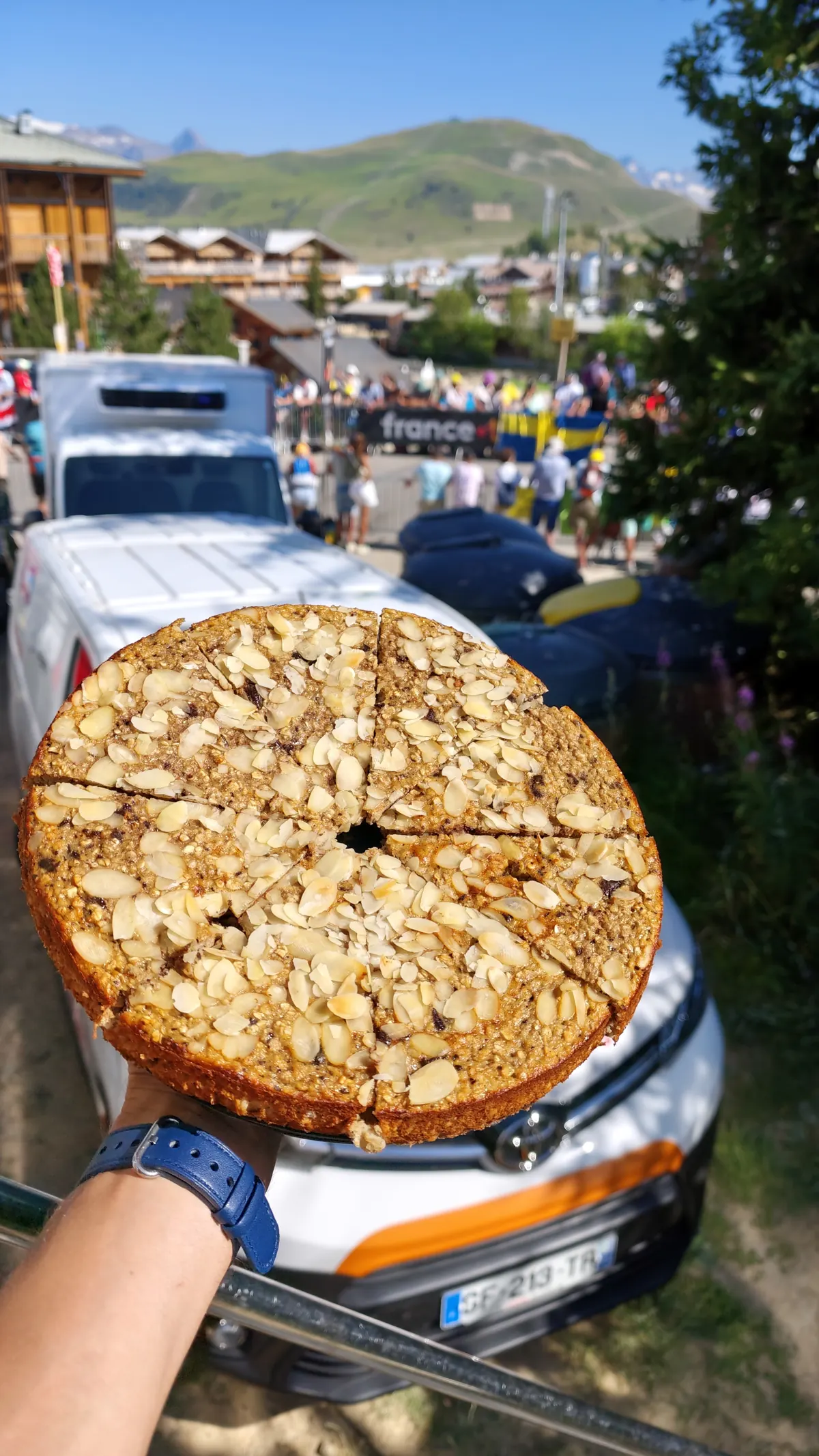 Banana bread maison aux amandes préparé pour les coureurs pendant le Tour de France