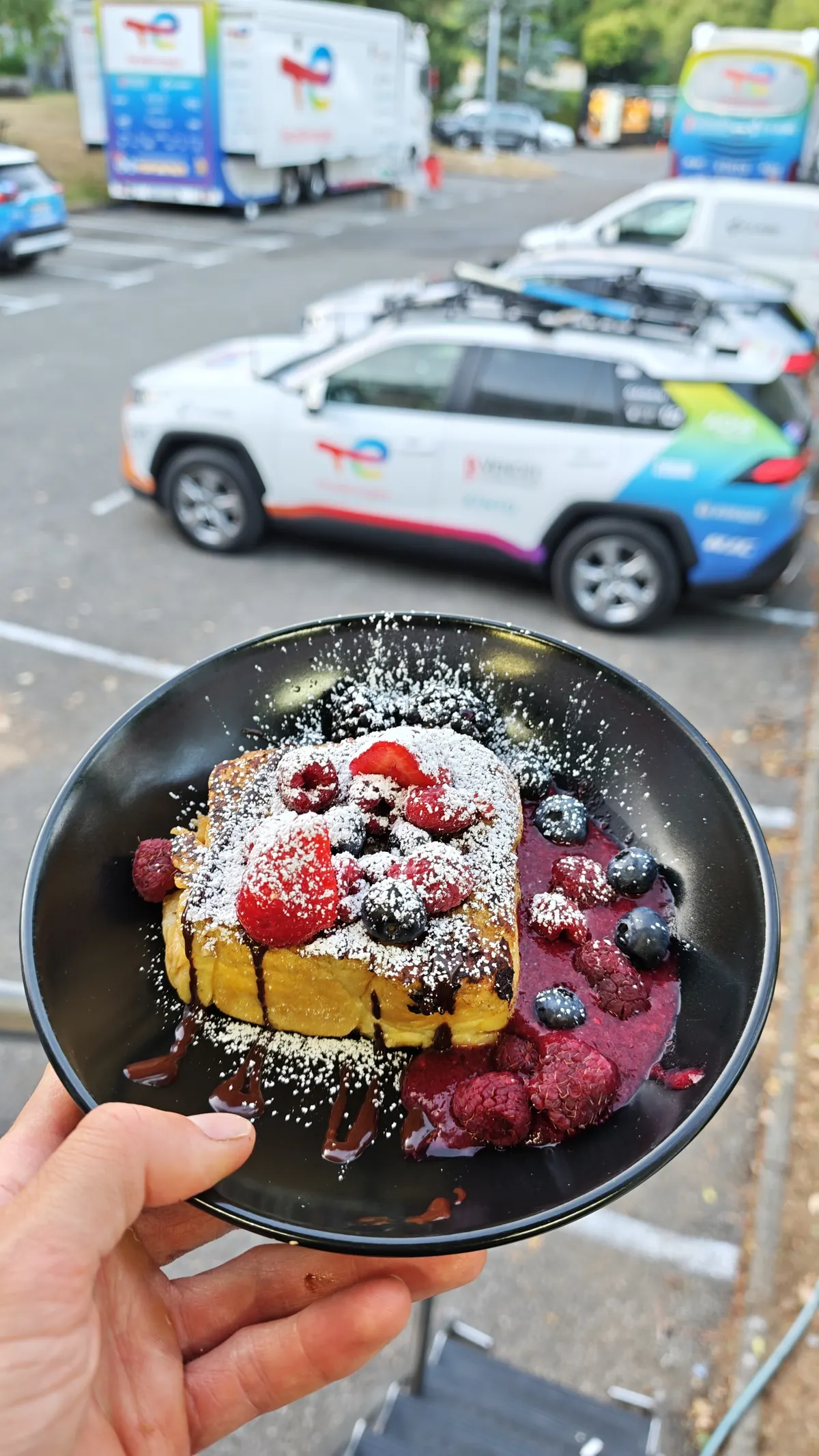 Brioche perdue aux fruits rouges préparée pour les coureurs du Team TotalEnergies
