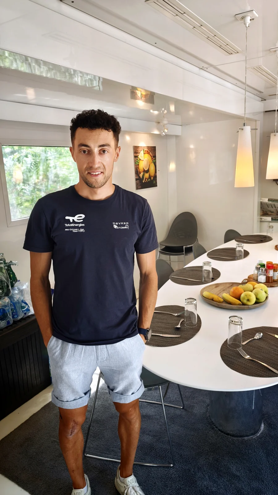 Robin Meyer dans l'espace repas du Team TotalEnergies