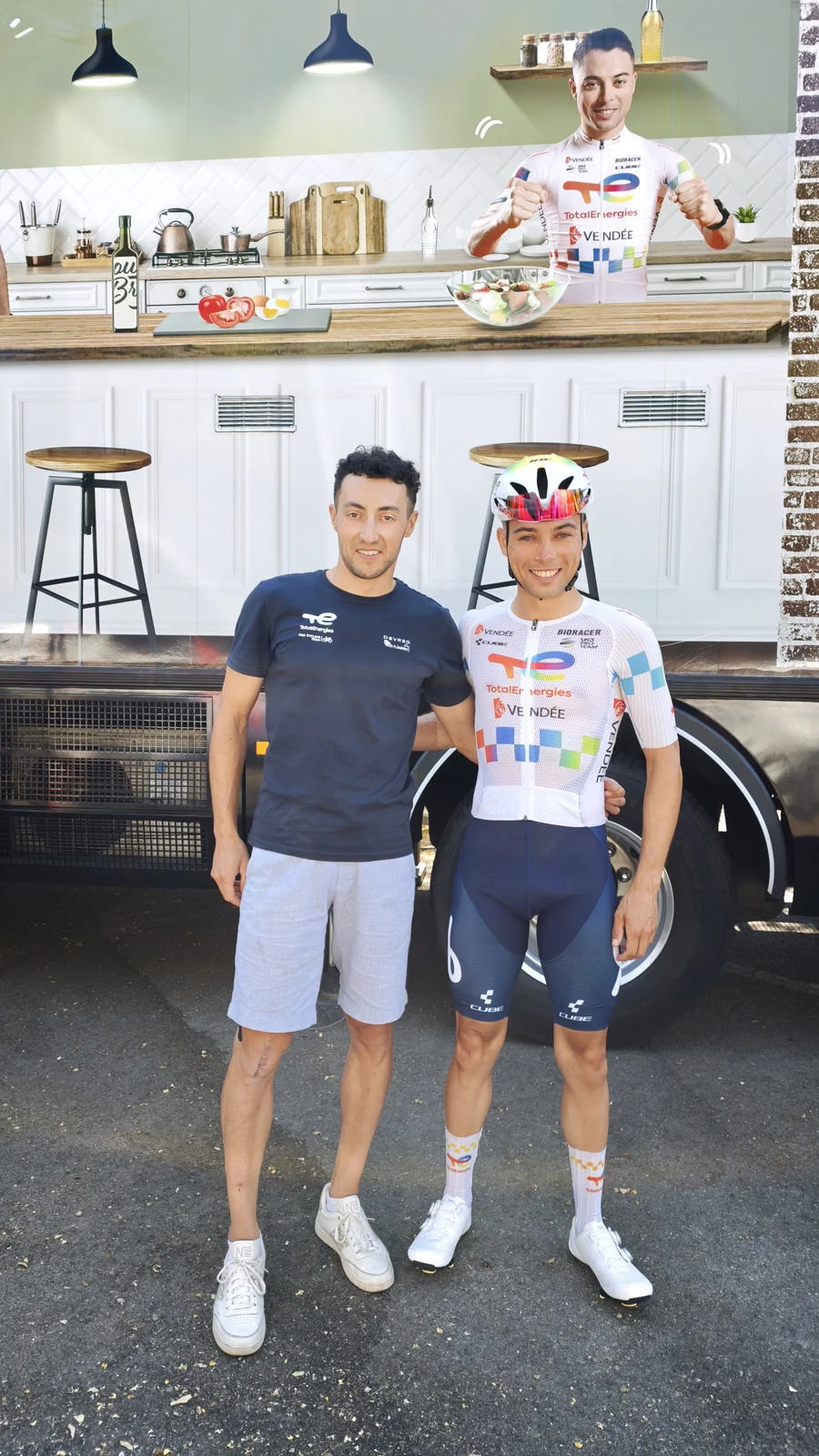 Robin Meyer avec un coureur du Team TotalEnergies devant le food truck de l'équipe