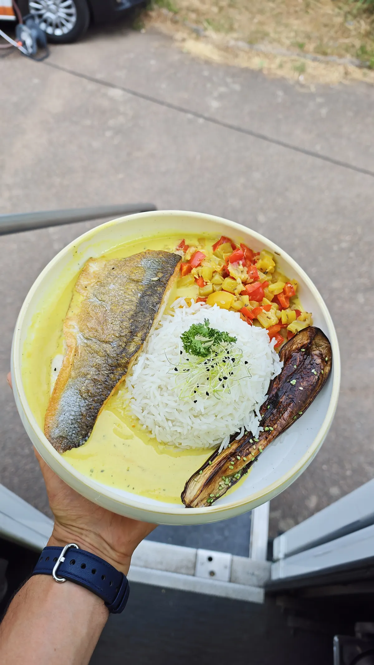 Assiette de poisson, riz et légumes servie aux coureurs du Team TotalEnergies sur le Tour de France